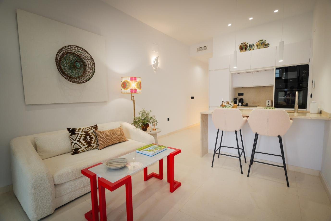 Salón luminoso de Casa Chica con cocina y detalles verdes