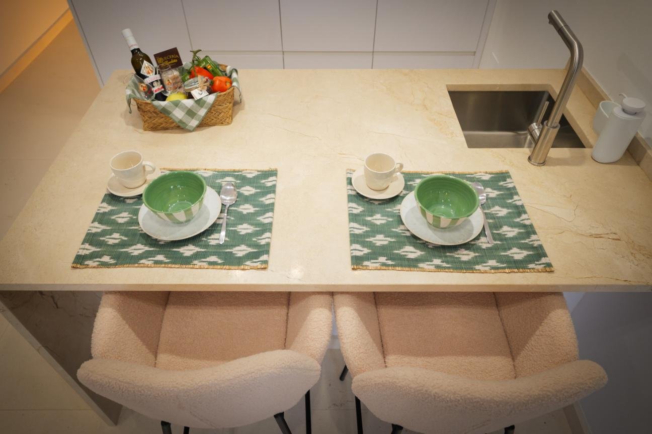 Mesa de Casa Chica preparada con vajilla verde