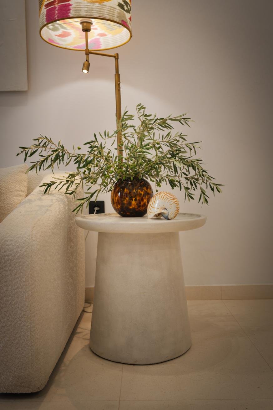 Un rincón de Casa Chica con vegetación y objetos decorativos