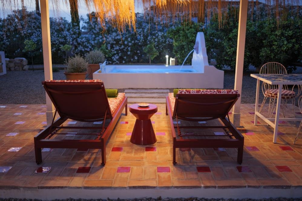 Zona de piscina de Casa Chica al atardecer