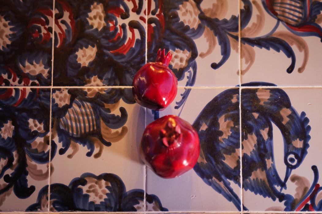 Detalle de azulejos y cerámica en Casa Chica